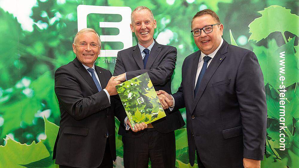 EIB-Vizepräsident Andrew McDowell (Mitte) mit den Energie-Steiermark-Vorständen Christian Purrer und Martin Graf