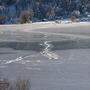 Trotz tiefer Risse im Eis wagen sich immer wieder Eisläufer auf den Keutschacher See