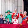 Solch ein Bild wird es 2024 vermutlich nicht geben: Prinz George, Prinzessin Kate, Prinzessin von Wales, Prinz Louis, Prinz William, Prinz von Wales, Prinzessin Charlotte, König Charles III. und Königin Camilla winken vom Balkon des Buckingham Palastes
