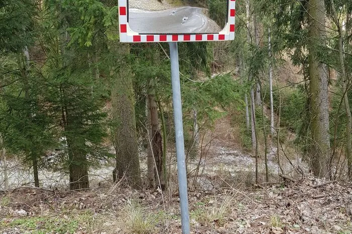 Dreimal wurde mit einer Schusswaffe auf diesen Verkehrsspiegel gefeuert.