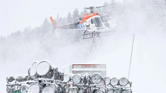 Mit etwas Verspätung kommt der Hubschrauber aus Zell am See angeflogen...