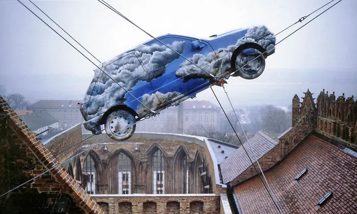 Teil des Kunstobjekts von HA Schult: ein mit Wolken bemaltes Exemplar