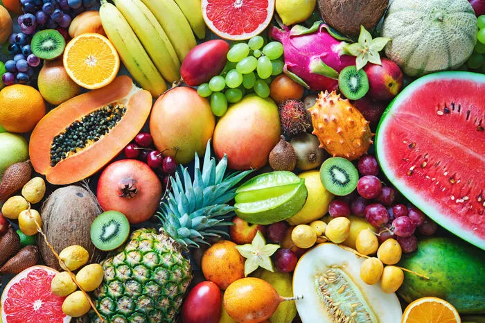 Einheimisch und exotisch. Als Faustregel bei Obst und Gemüse gilt: Einheimische Früchte vertragen die Kältemeist besser als exotische. Daher sollten Mangos, Papayas, Ananas oder Bananen nicht im Kühlschrank gelagert werden.Kiwis und Feigen mögen es hingegen frisch. Gemüse, das viel Wasser enthält, wie zum Beispiel Gurken, Paprika, Melanzani oder frischer Basilikum gehören zu den Kältemuffeln.