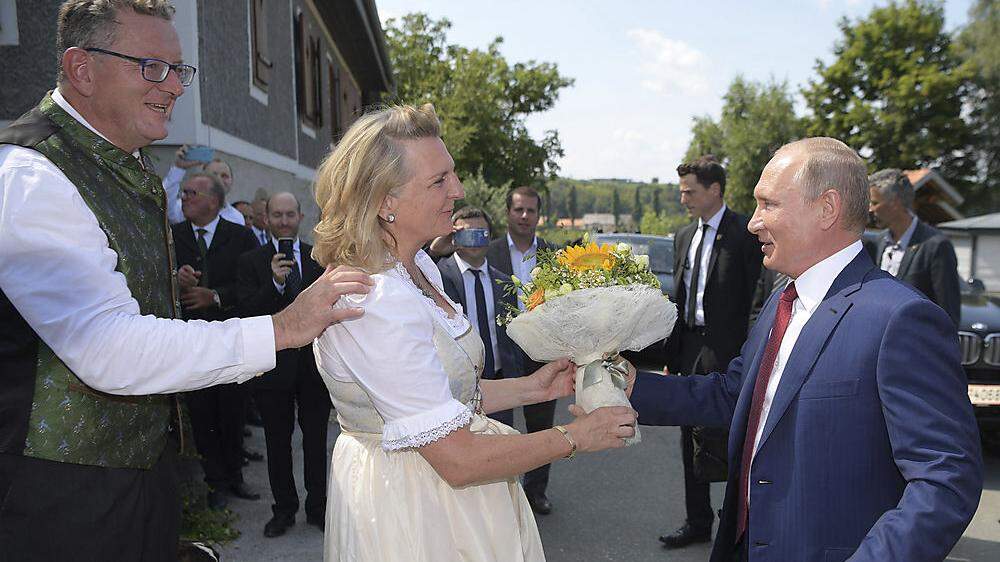 Wladimir Putin brachte Karin Kneissl Blumen mit