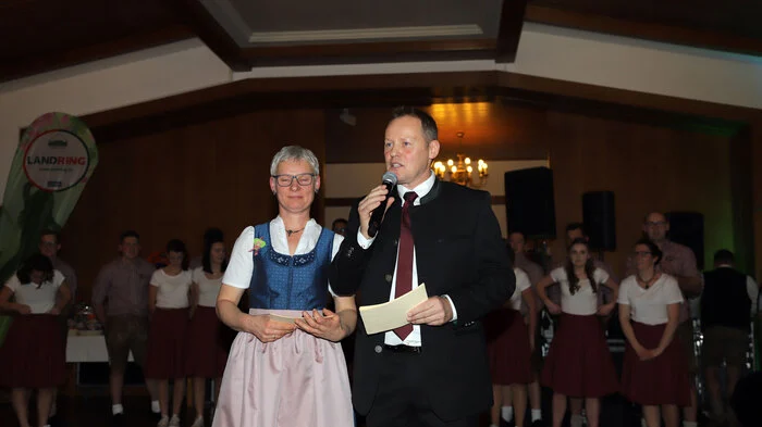 Obmann Peter Schlagbauer und Maria Tändl konnten auch diesmal zahlreiche Ehrengäste zu diesem traditionellen Ball im Gasthof Ederer am Weizberg begrüßen.