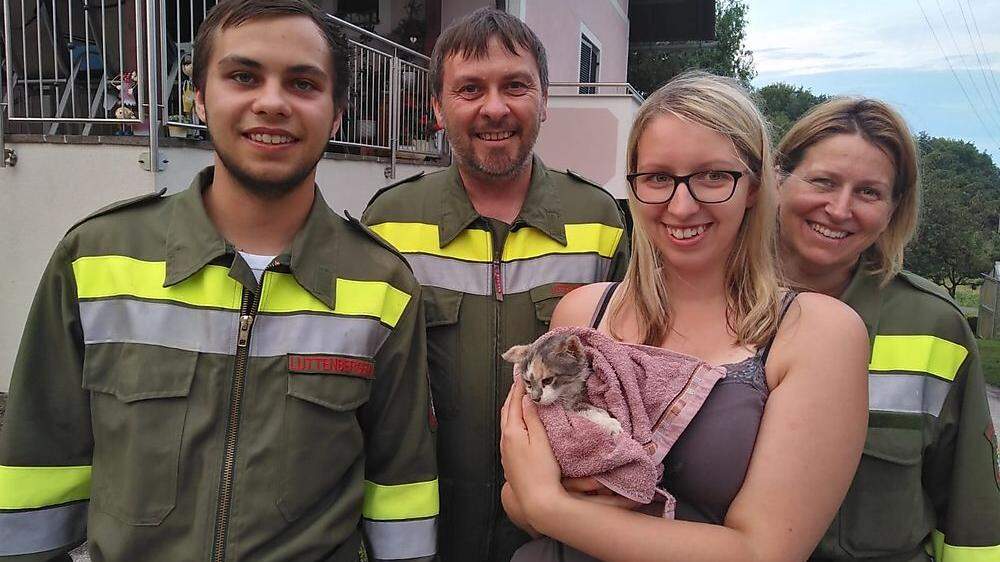Katzenbesitzerin Bianca Schrei mit der geretteten &quot;Sissi&quot; und ihren Rettern Marco und Kurt Luttenberger sowie Anita Froschhauser von der Feuerwehr Lichendorf.