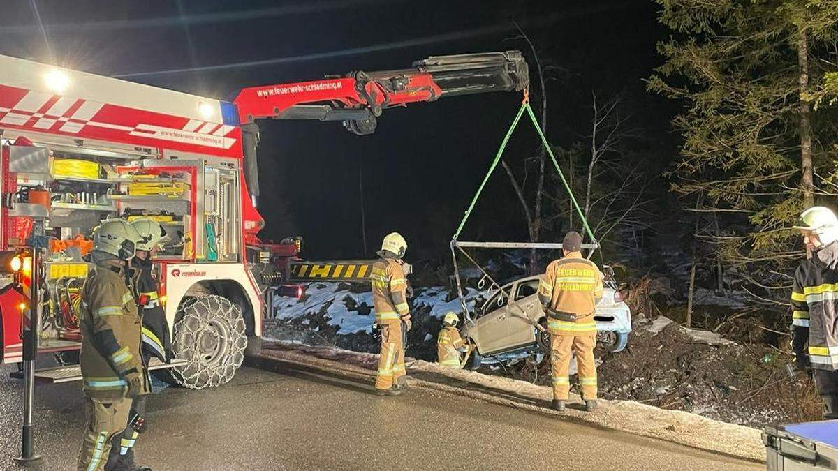 Das Auto wurde per Kran aus dem Straßengraben geholt