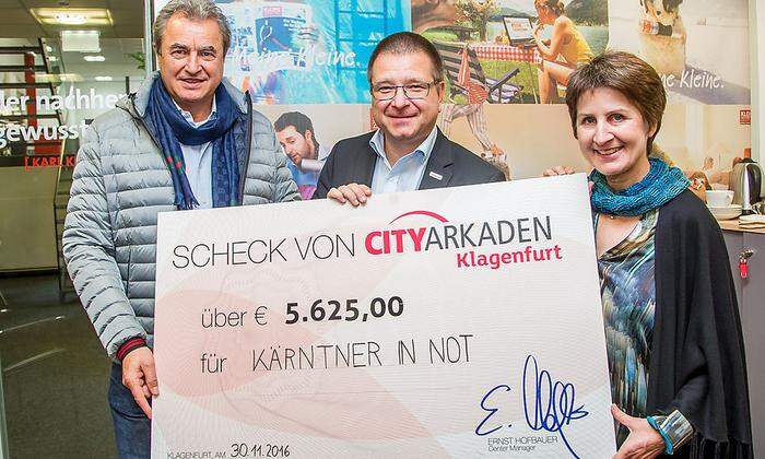 Ernst Hofbauer (City-Arkaden-Geschäftsführer ) übergibt die Spende an Chefredakteurin Antonia Gössinger und CR-Stellvertreter Adolf Winkler