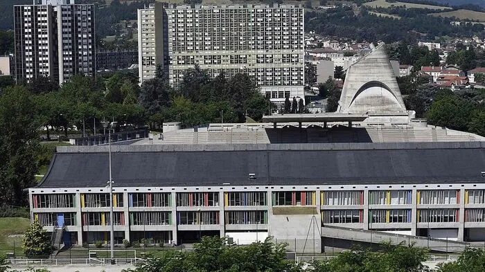 Le Corbusiers "Haus der Kultur" im französischen Firminy.