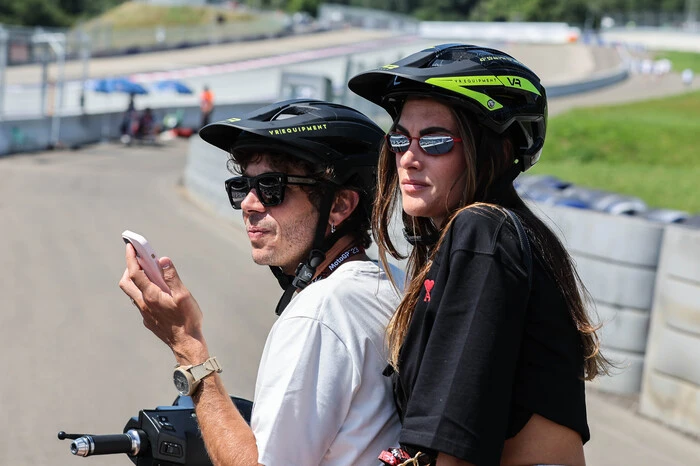 Beliebtes Fotomotiv am Ring: Legende Valentino Rossi mit seiner Freundin Francesca Sofia Novello.