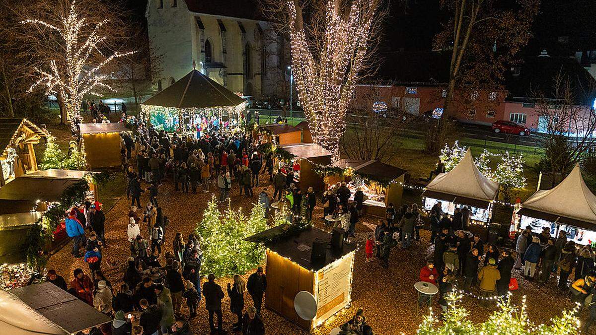 Ein beliebter Klassiker: Der Trofaiacher Adventmarkt im Park von Schloss Stibichhofen