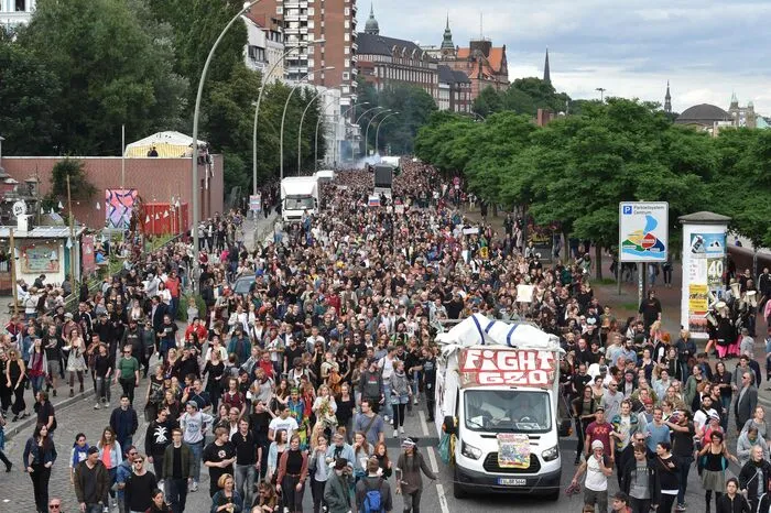 Unterdessen erhielten die G-20-Gegner nun doch die Erlaubnis, in zwei Protest-Camps zu übernachten.