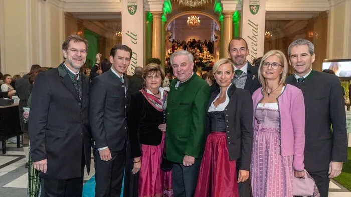 Gastgeber Andreas Zakostelsky mit Kanzler Sebastian Kurz, Marianne und LH Hermann Schützenhöfer, Ministerin Juliane Bogner-Strauß mit Gatte Erik Bogner sowie Minister Hartwig Löger mit Ehefrau Claudia