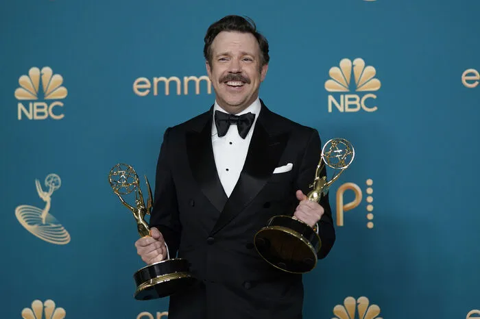 Auch an in der Kategorie "Outstanding Lead Actor In A Comedy Series" gab es keine große Überraschung. Wie schon im Vorjahr holte sich Jason Sudeikis die Trophäe. Auch in der Kategorie "Outstanding Comedy Series" war "Ted Lasso" scheinbar unschlagbar.