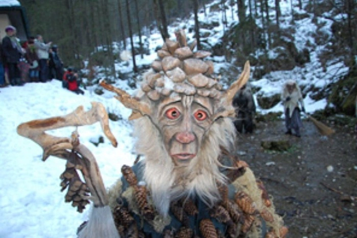 Das Moosmandl ist auch noch als Wurzelsepp oder Waldmandl bekannt. Es stammt aus dem Wald und verkörpert die Natur und soll Wachstumssegen bringen. „Das Moosmandl sorgt dafür, dass nach dem kalten Winter wieder alles grün wird und die Pflanzen wieder anfangen zu wachsen“, erklärt Josef Pickl-Hafner. Von Region zu Region variiert das Aussehen, meist hat das Mandl Tannenzweige und Moos am Körper und auf dem Kopf sowie einen langen Bart.