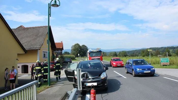 Bei einem Verkehrsunfall am Sonntag auf der B 69 in Hörnsdorf wurde ein Pkw in einen Bach katapultiert.