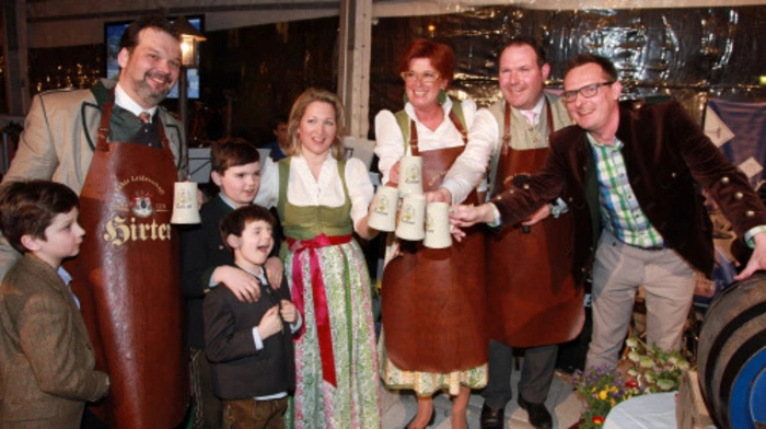 Im unvergleichlichen Ambiente des generalsanierten Lindehofes in Millstatt wurde am Wochenende das Wirtshaus von Elisabeth und Michael Berndl eröffnet. Über 1000 Gäste sind gekommen. Beim Bieranstich dabei waren Matthias und Nikolaus Riegler, Max, Florian und Elisabeth Berndl, Ina Lerchbaumer, Michael Berndl und Michael Maier. 