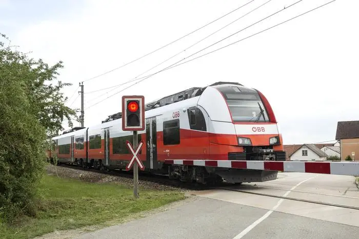 Beschrankter Bahnübergang - Beschrankter Bahnübergang *** Limited level crossing Limited level crossing PUBLICATIONxINxGERxSUIxAUTxHUNxONLY 1065512821  