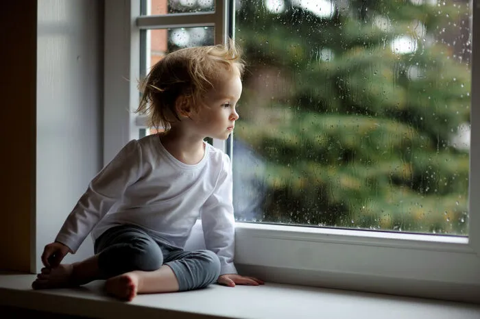 Heuer wurden bereits sechs Kinder bei Stürzen aus Fenstern schwer verletzt, jedes Jahr kommen zwei bis drei Kinder durch Stürze von Balkonen oder Fenstern zu Tode.
