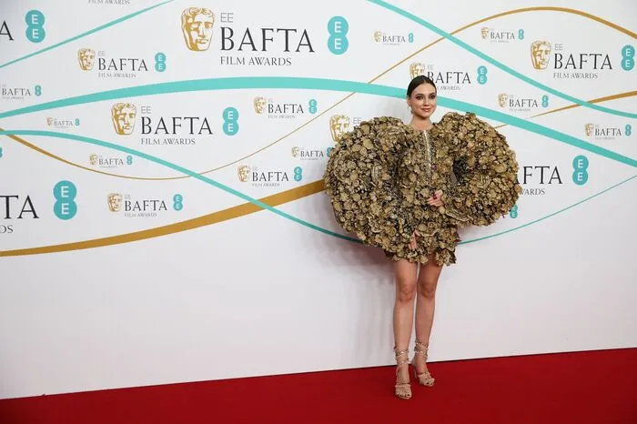 Ein handgemachtes Minikleid mit ausladenden Ärmeln trug Influencerin Andreea Cristea. Designt hatte das Kleid der indische Modemacher Rahul Mishra.