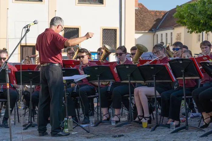  Unter der musikalischen Leitung von Kapellmeister Herbert Monsberger präsentierten die jungen Musikerinnen und Musiker ein abwechslungsreiches Programm, das klassische Werke mit modernen Einflüssen kombinierte – darunter Jazz-Elemente und atmosphärisch-melancholische Stücke. 