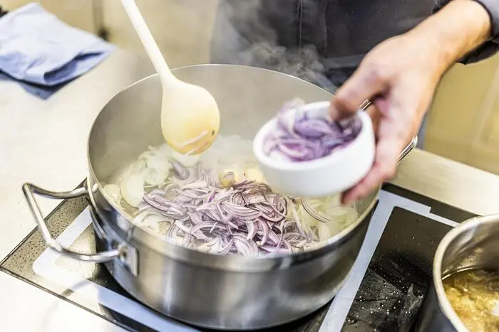 Diese Zwiebeln dort am Boden der Schüssel schmecken zart, süßlich und buttrig