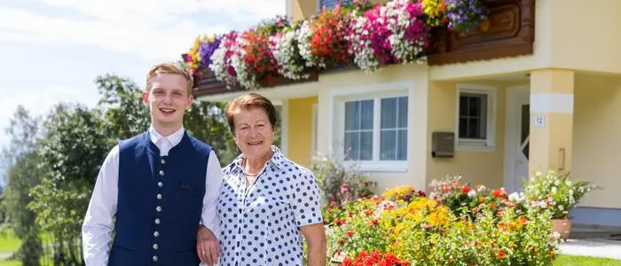 Generationen unter einem Dach: Jakob und Serafine Ofner aus Arriach vor dem Balkon, der viele Blicke auf sich zieht