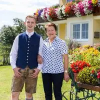 Generationen unter einem Dach: Jakob und Serafine Ofner aus Arriach vor dem Balkon, der viele Blicke auf sich zieht