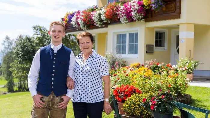 Generationen unter einem Dach: Jakob und Serafine Ofner aus Arriach vor dem Balkon, der viele Blicke auf sich zieht