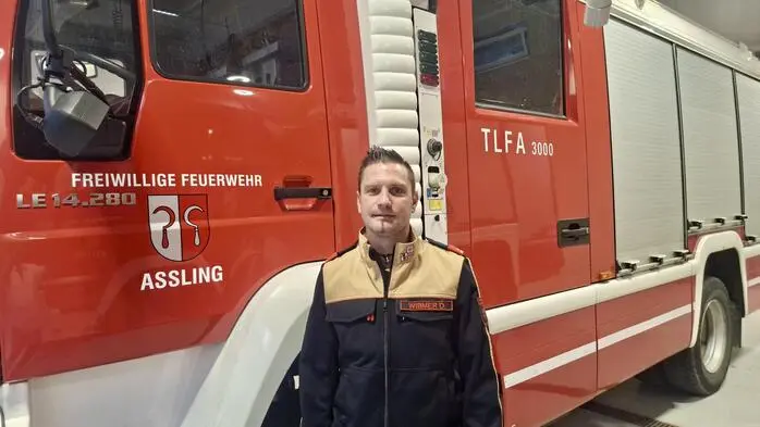 Ein Feuerwehrmann vor einem Feuerwehrauto