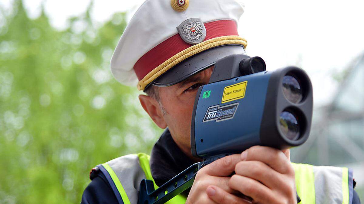 Raser fuhr Polizisten vor die Raserpistole (Sujetfoto)