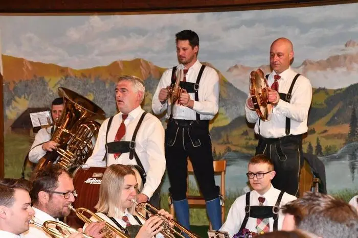 Obmann Gerhard Kleinferchner begrüßte neben den aktiven Musikerinnen und Musikern auch Bürgermeister Hannes Schmidhofer, Ehrenobmann Johann Kainer, Bezirksobmann-Stv. Daniel Miedl-Rissner sowie zahlreiche Marketenderinnen.