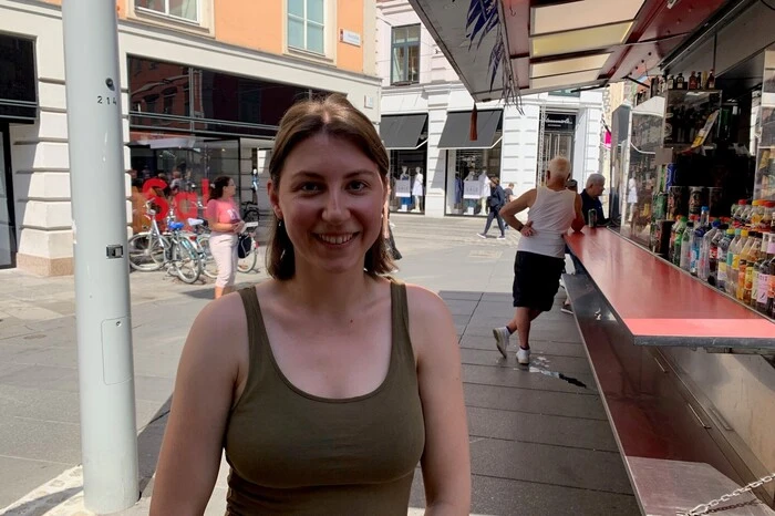 Marlene Gierometta (24), Studentin: "Ich bin überhaupt nicht überrascht vom Einzug des Nationalteams ins Achtelfinale, weil ich immer ein optimistischer Mensch bin. Und, ja, Italien ist jetzt dann schon sicher überlegen. Aber, wer weiß, wenn sie von Anfang an ein bisserl mithalten können, ist alles möglich und Österreich kann auch dieses Spiel gewinnen."
