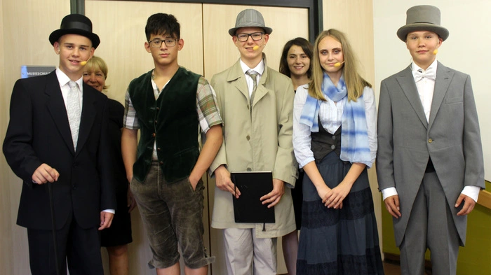 19 Schüler der vierten Klassen der NMS Stubenberg führten zum Schulschluss...
