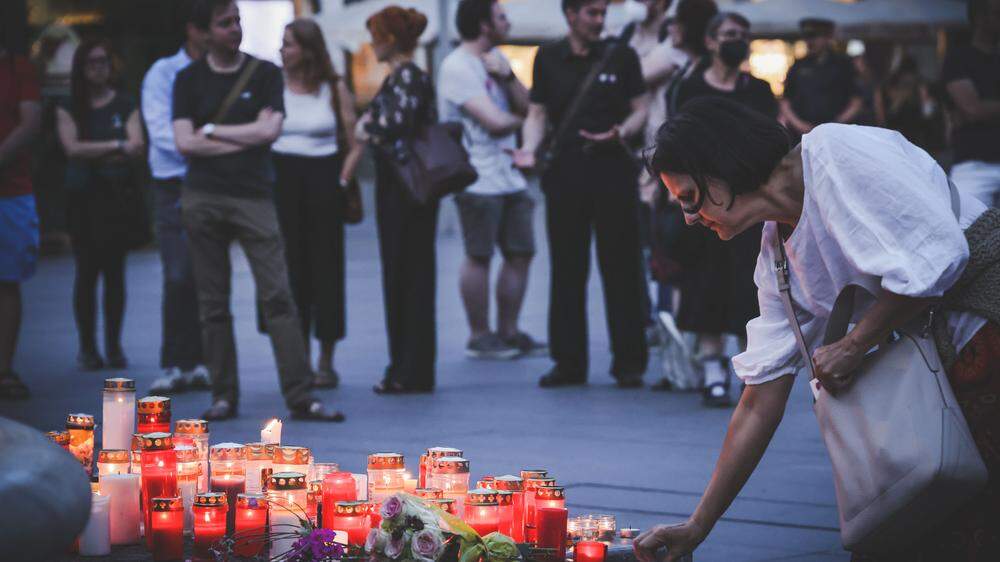 Viele Menschen waren in Graz gekommen, um Kerzen anzuzünden oder einfach still zu trauern
