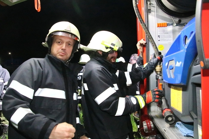 Die Feuerwehr Kainach mit Einsatzleiter Wolfgang Scherz rückte mit 16 Kameraden und zwei Löschfahrzeugen zur Günther-Wiese am Ortsrand von Kainach aus. Das „Feuer“, es brannten vom Riesen-Haufen nur einige Äste, war vom Zündler eher dilettantisch entfacht worden. 