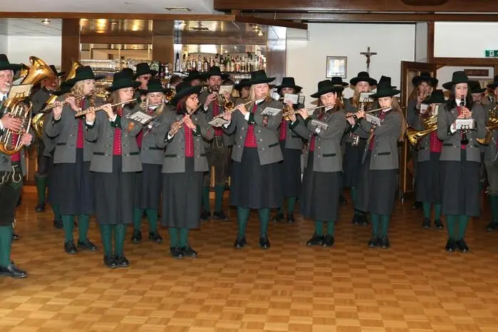 Ein weiteres Highlight war die Vorstellung des neuen Bezirks-Jugend-Orchesters mit 73 Musikerinnen und Musikern. Das Repertoire reicht von klassischer Blasmusik bis hin zu Film- und Musicalmelodien.