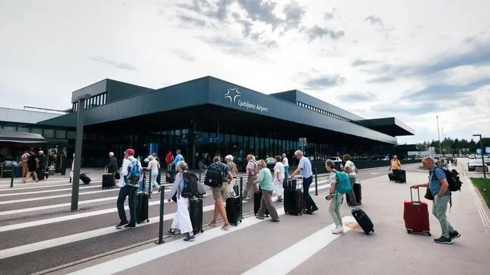 Laibach ist auch bei Kärntnern und Steirern beliebt | Fluggäste vor dem Terminal A des Flughafens in Ljubljana 