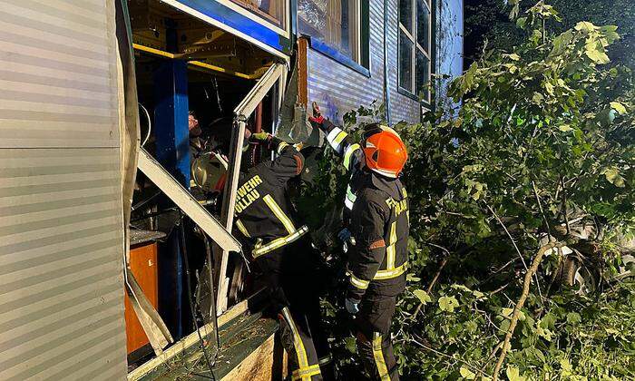 Die Feuerwehrleute sicherten die durchbrochene Wand