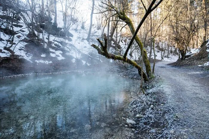 Die Becken mit dem Thermalwasser, das um die 28 Grad warm ist, sind frei zugänglich.