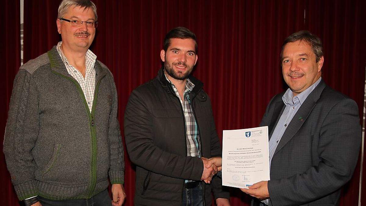 Bürgermeister Johann Schirnhofer (rechts) und Vize Josef Pfeifer mit dem neuen Gemeinderatsmitglied Markus Arzt (Mitte)