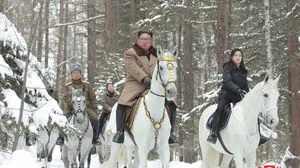 Es ist das zweite Mal binnen zwei Monaten, dass Fotos vom reitenden Kim auf dem schneebedeckten Paektu an der Grenze zu China veröffentlicht wurden