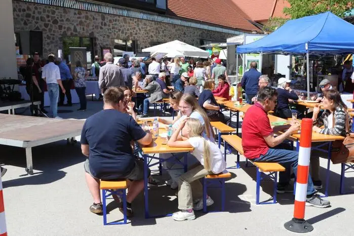 Am Hirter Brauereigelände gesichtet wurden am Samstag unter anderem Wirtschaftskammer (WK)-Präsident Jürgen Mandl, der Gradeser Schlossherr Constantin Staus-Rausch, Hirter-Geschäftsführer Niki Riegler, Musiker Walter Markus sowie der Präsident des Kärntner Weinbauverbandes, Georg Lexer. 