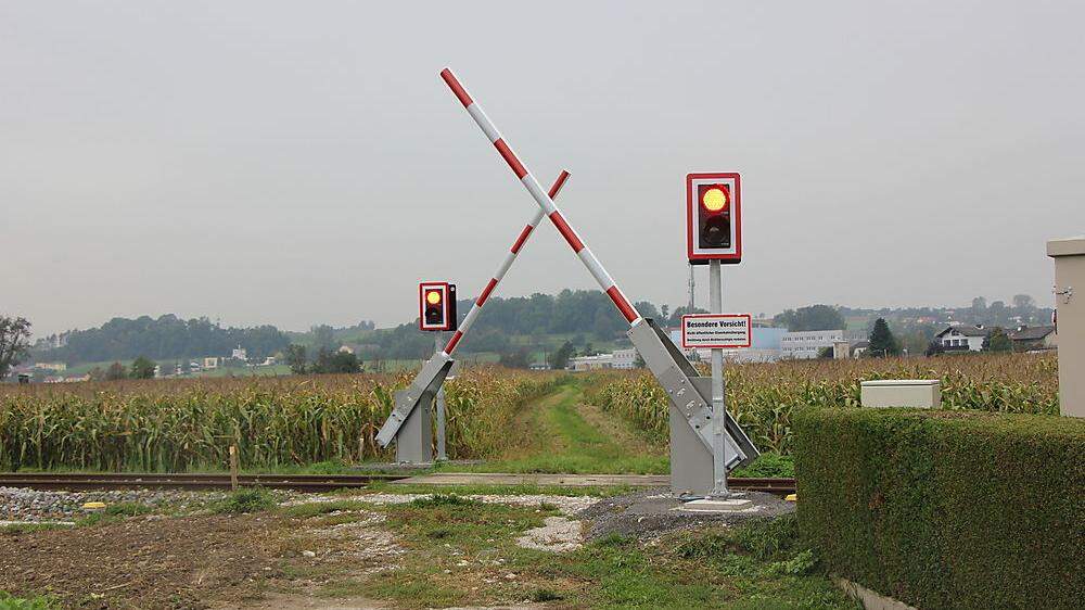Der Bahnschranken sichert den Weg zu einem Maisfeld / Foto: OÖN/Leitner