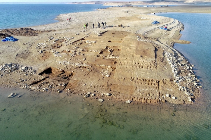 Im Nordirak ist eine 3400 Jahre alte Stadt mit Palästen und Keilschriftarchiv aus dem Tigris aufgetaucht: Anhaltende Trockenheit legte die versunkenen Ruinen der Siedlung Zakhkiku, einem wichtigen Zentrums im Reich von Mittani, frei.