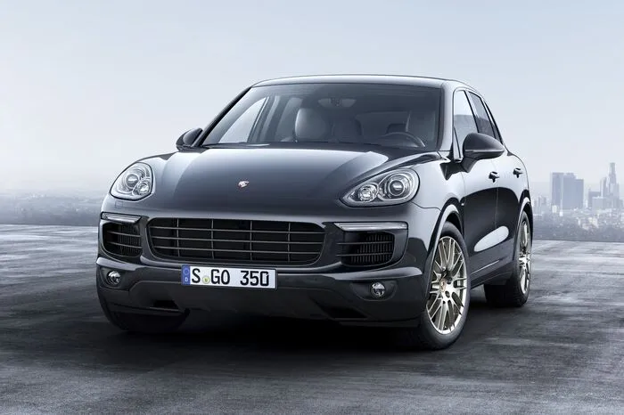 Auf Platz zwei liegt unverändert der Porsche Cayenne, der im Schnitt für rund 41.000 Euro zu haben ist.