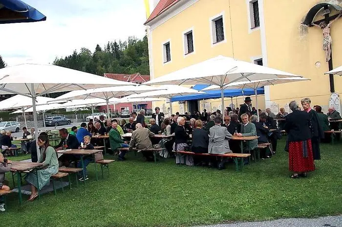 Im Anschluss an den Gottesdienst wurde zum Pfarrfest auf den Kirchplatz geladen, wo der Musikverein Kainachtal mit fröhlichen Weisen für beste Stimmung sorgte.