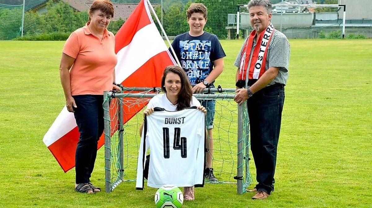 Nationalspielerin Barbara Dunst mit Mutter Helga, Vater Hermann und Bruder Bernhard 