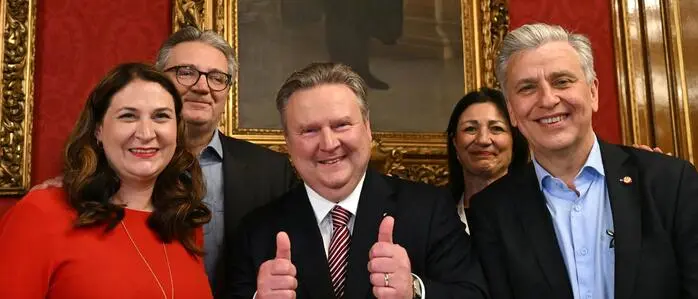 Wien bleibt fest in roter Hand: Wiens Bürgermeister Michael Ludwig (m.) mit Wahlkampfmanagerin Barbara Novak, Stadtrat Peter Hacker und Klubchef Josef Taucher