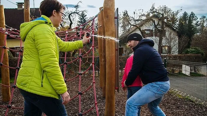 Im Rahmen der Selbstbehauptungskurse lehrt Schimpl (am Foto rechts) auch den richtigen Umgang mit Pfefferspray
